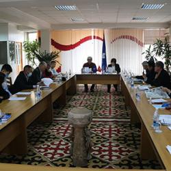 В АГУПКР состоялся круглый стол на тему «Перспективы парламентаризма в Кыргызстане: возможности и риски»