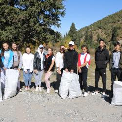 Студенты провели субботник в Национальном природном парке «Ала-Арча»