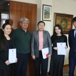 Акматалиев А.А. вручил благодарственные письма Министерства финансов КР студентам